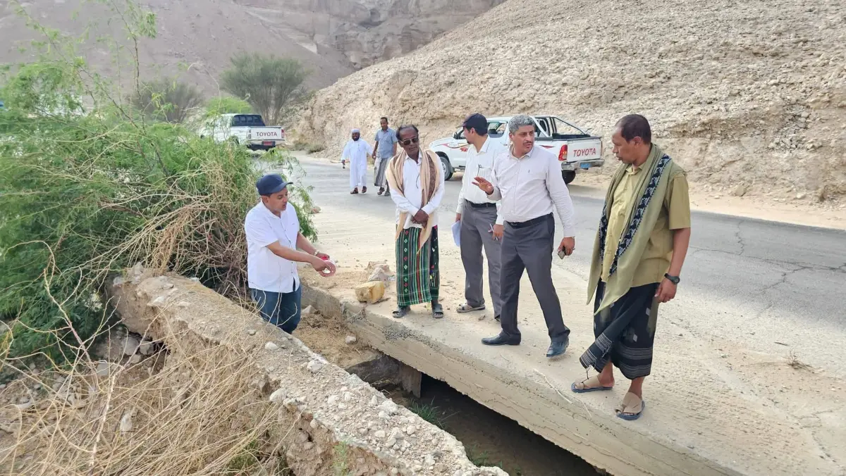 تفقد أضرار السيول في شبكة الطرق بمديرية ساه