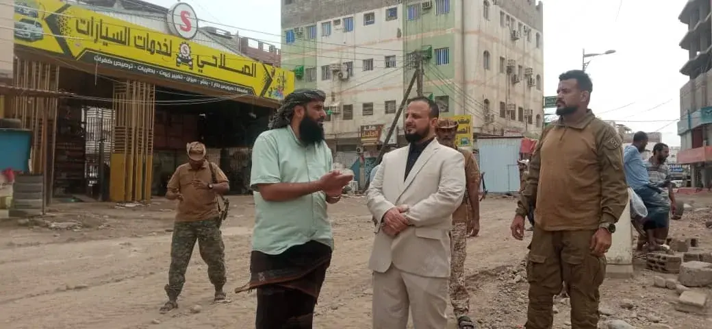 اليزيدي يتفقد أعمال تسوية وتأهيل طريق فرعي من جولة...