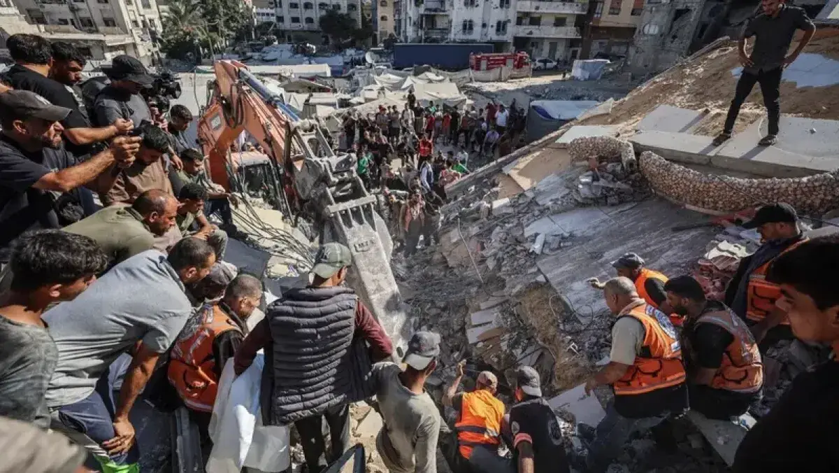 انهيار مبنى في غزة يحصد 20 قتيلاً.. وعشرات المفقود...