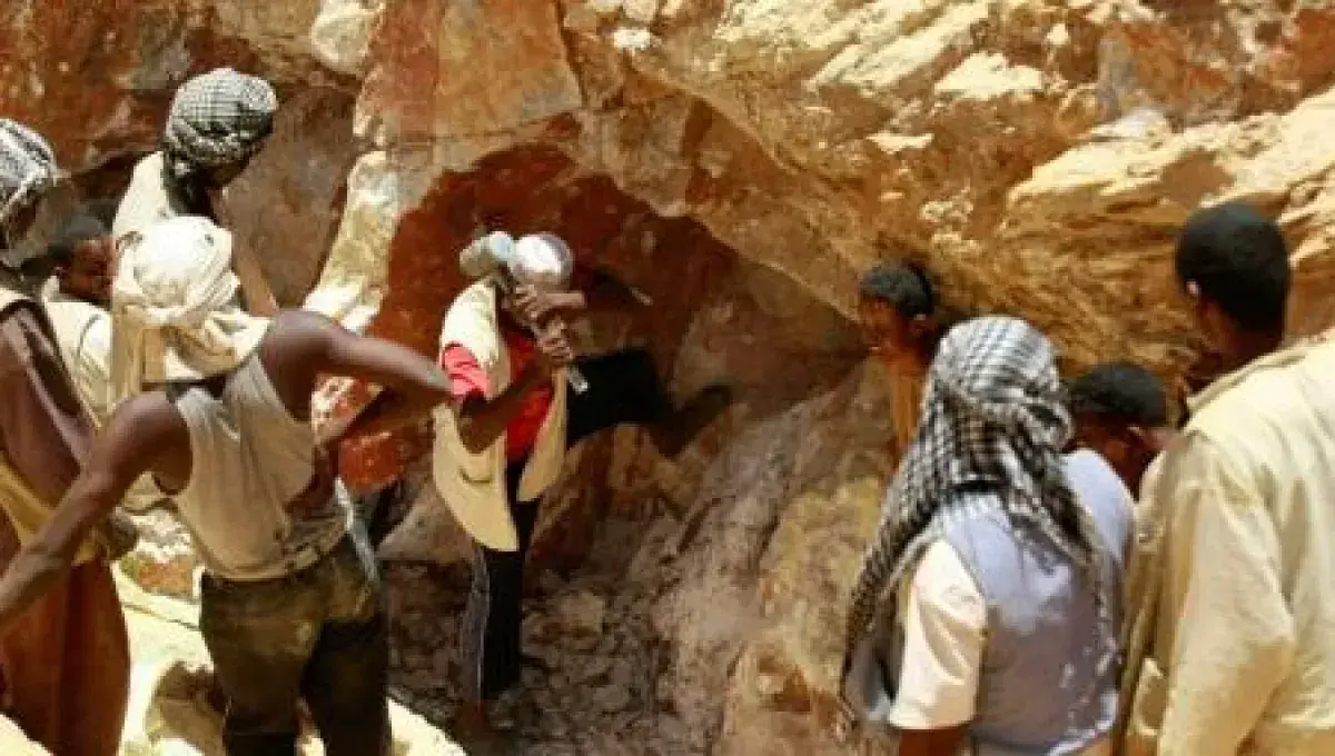 60 قتيلاً بانهيار منجم ذهب في السودان.. والبحث عن...