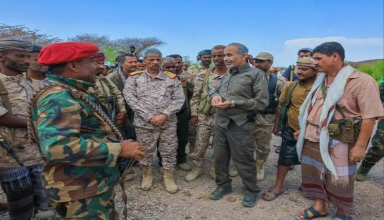 الصبيحي يتفقد الخطوط الأمامية بجبهتي باب المندب وط...