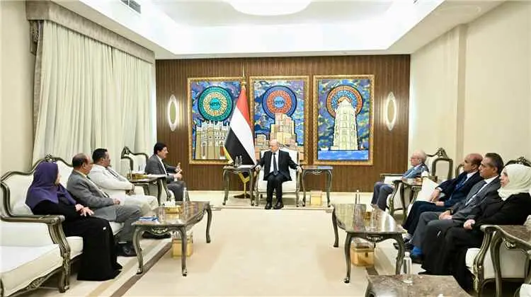 رئيس مجلس القيادة يلتقي اللجنة الوطنية للتحقيق ويت...