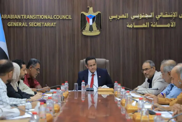 أمانة الانتقالي ترفض عسكرة الجنوب وتطالب بتنظيم مل...
