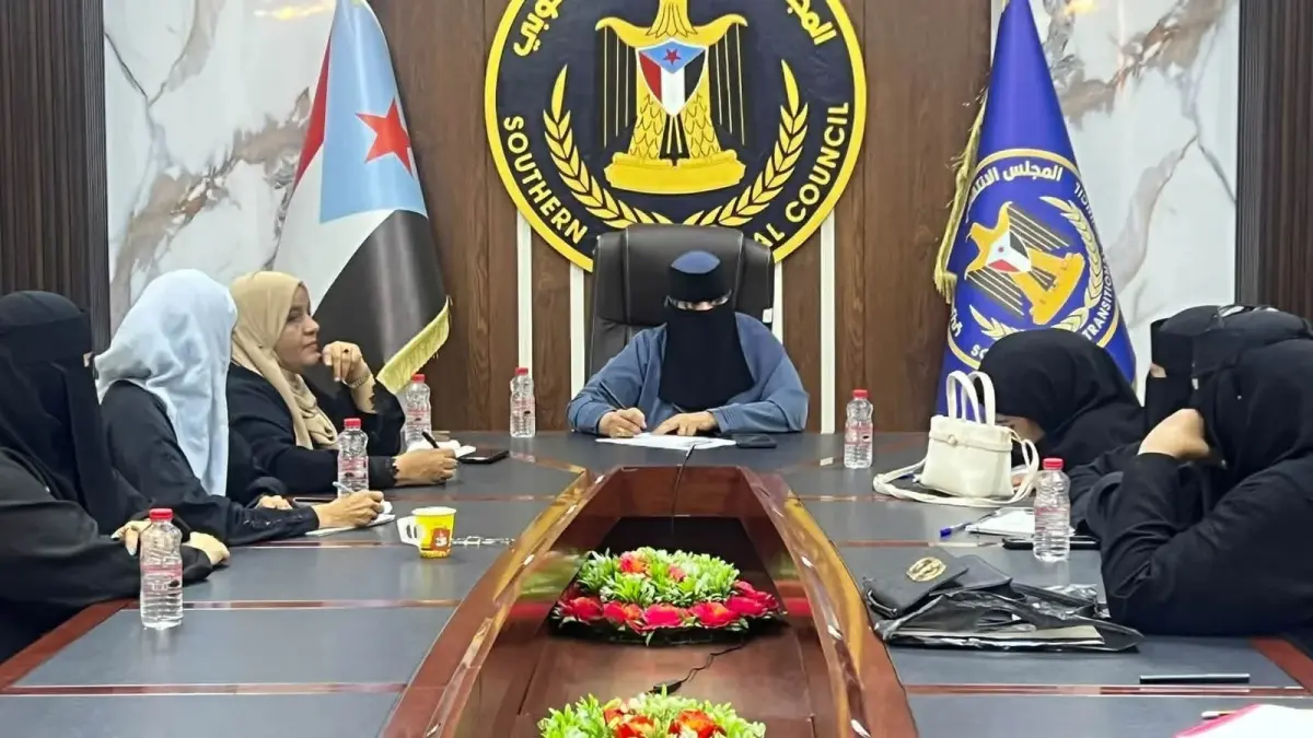 انتقالي العاصمة عدن يناقش تفعيل عمل أقسام المرأة و...
