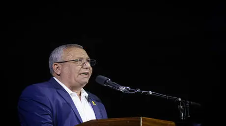 آيزنكوت يهاجم بينيت وليبرمان ويرفض مبدأ التناوب عل...