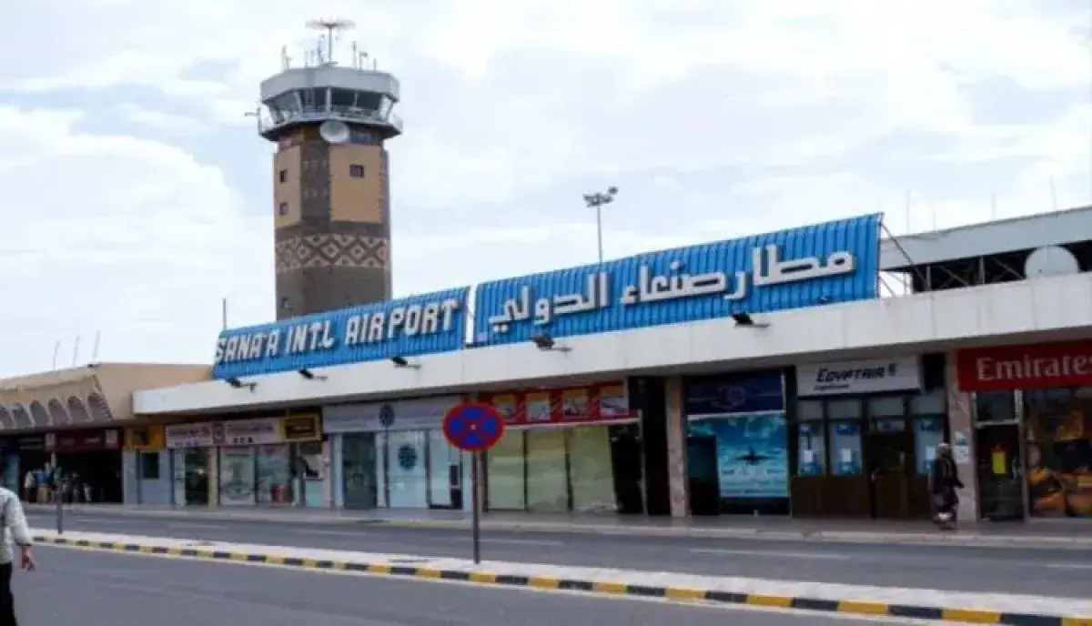 شاهد | طائرة شحن كبيرة تهبط في مطار صنعاء وتفرغ حم...