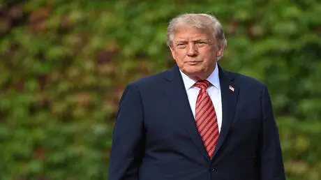 ترامب يعلن منع CNN وMSNOW وPolitico من دخول البيت...