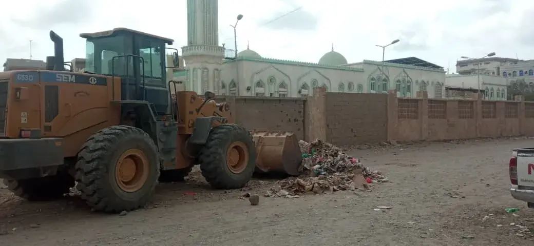 مدير عام المنصورة يوجه بتسوية الطريق المجاور لمدرسة الفقيد محمد أحمد هاشم بلوك 12