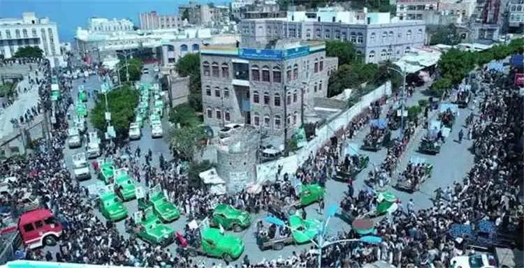 الحوثيون يشيّعون 73 من عناصرهم بينهم 25 ضابطاً.. و...