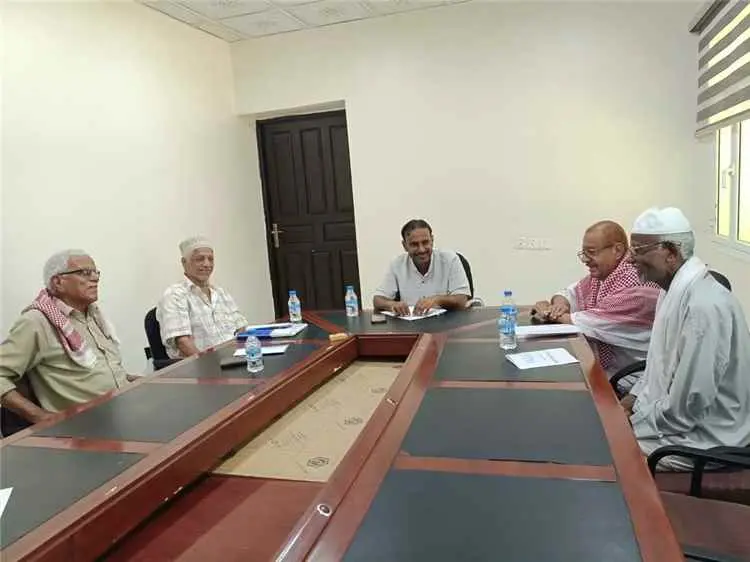 أمين عام محلي الشحر يلتقي لجنة منتدى المتقاعدين ال...