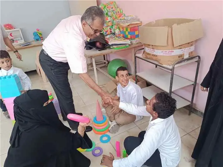 مدير عام المعلا يزور جمعية الرحمة لذوي الاحتياجات...