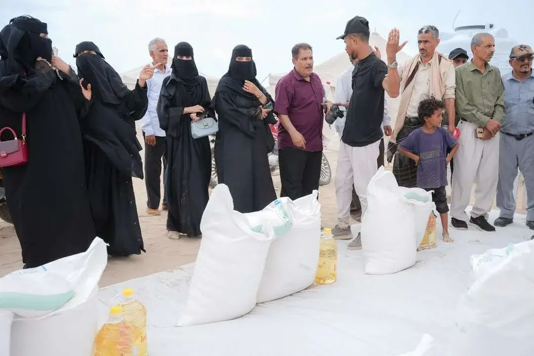 انتقالي العاصمة عدن يتفقد مخيم النازحين في رأس عمر...