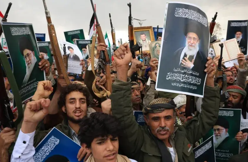 دبلوماسي أمريكي سابق: رأس الأفعى في طهران.. والحوث...