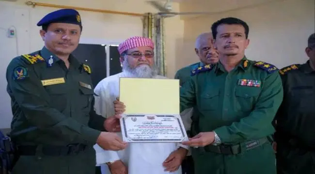 مدير أمن أبين يكرم قوة أمنية لضبطها شبكة تهريب مخد...