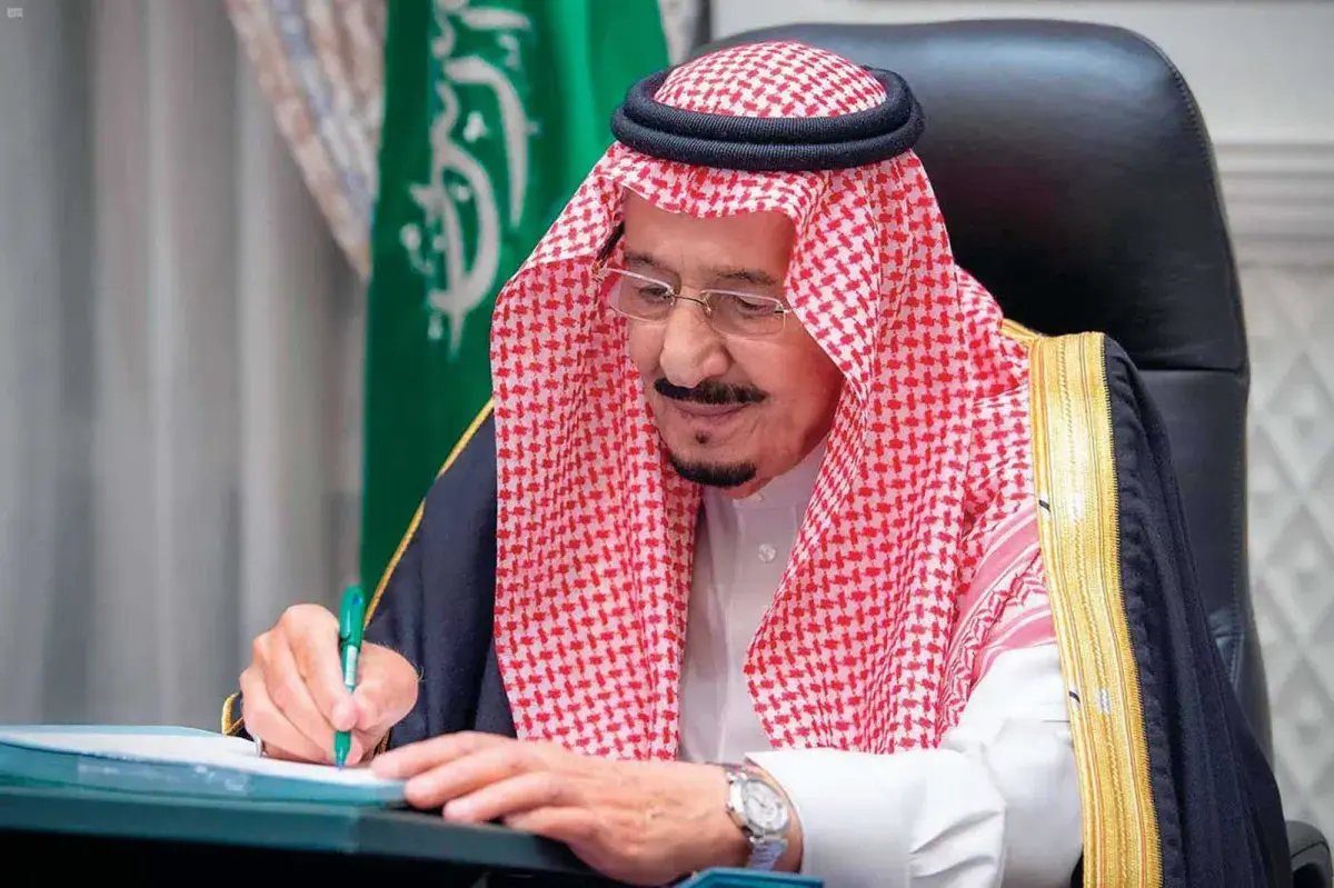 الملك سلمان يثمن حماية المقدسات ويدين استهداف الحو...