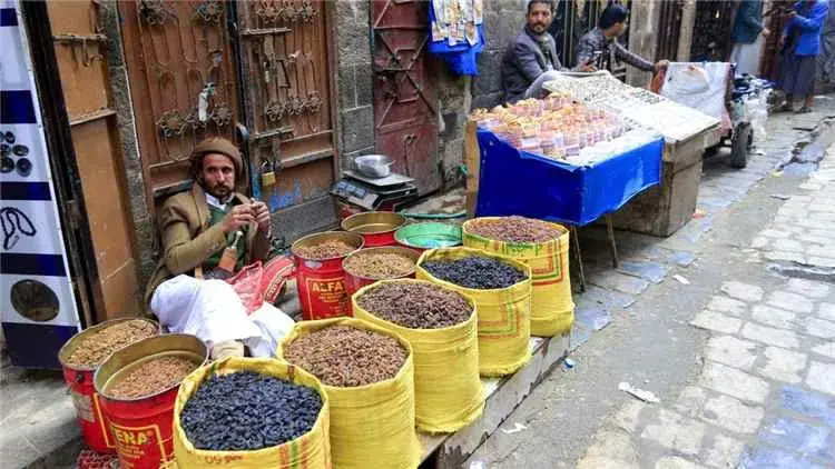 تراجع الدخل يوسع أسواق الرصيف في اليمن