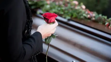 صينية تستعيد وعيها داخل التابوت قبل ساعات من دفنها