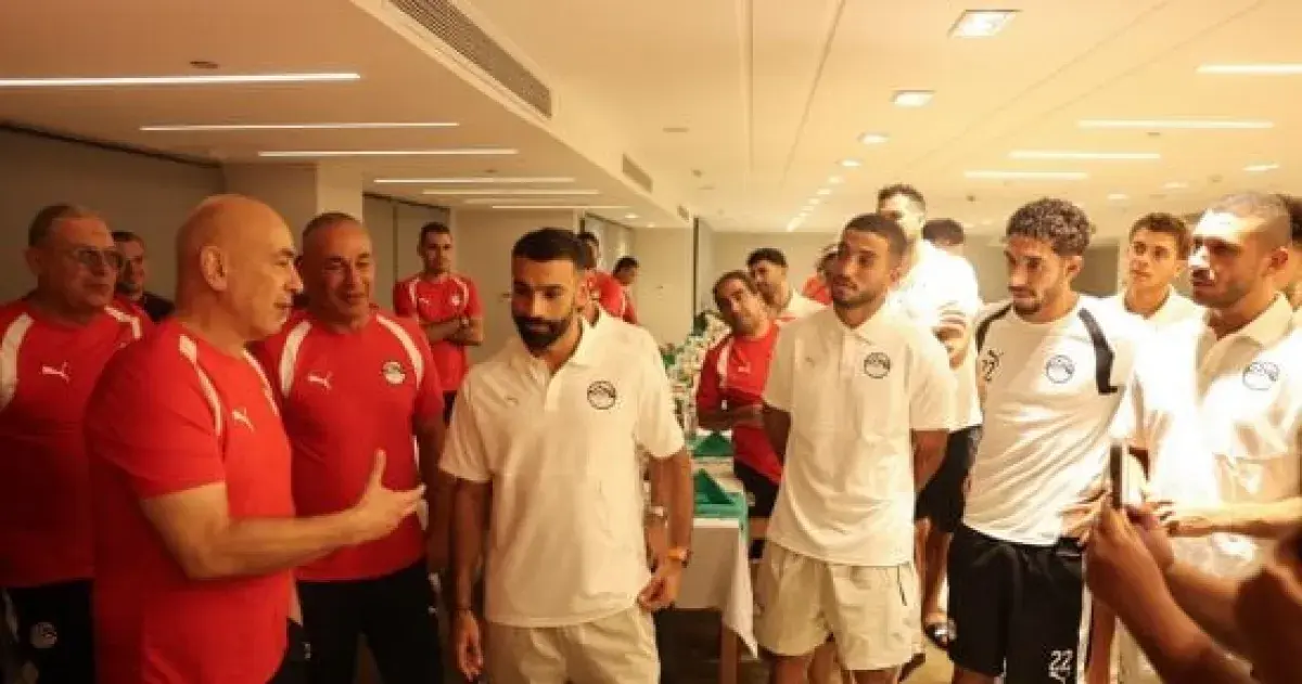 لاعبو منتخب مصر يحتفلون بتجديد عقود التوأم حسن حتى...