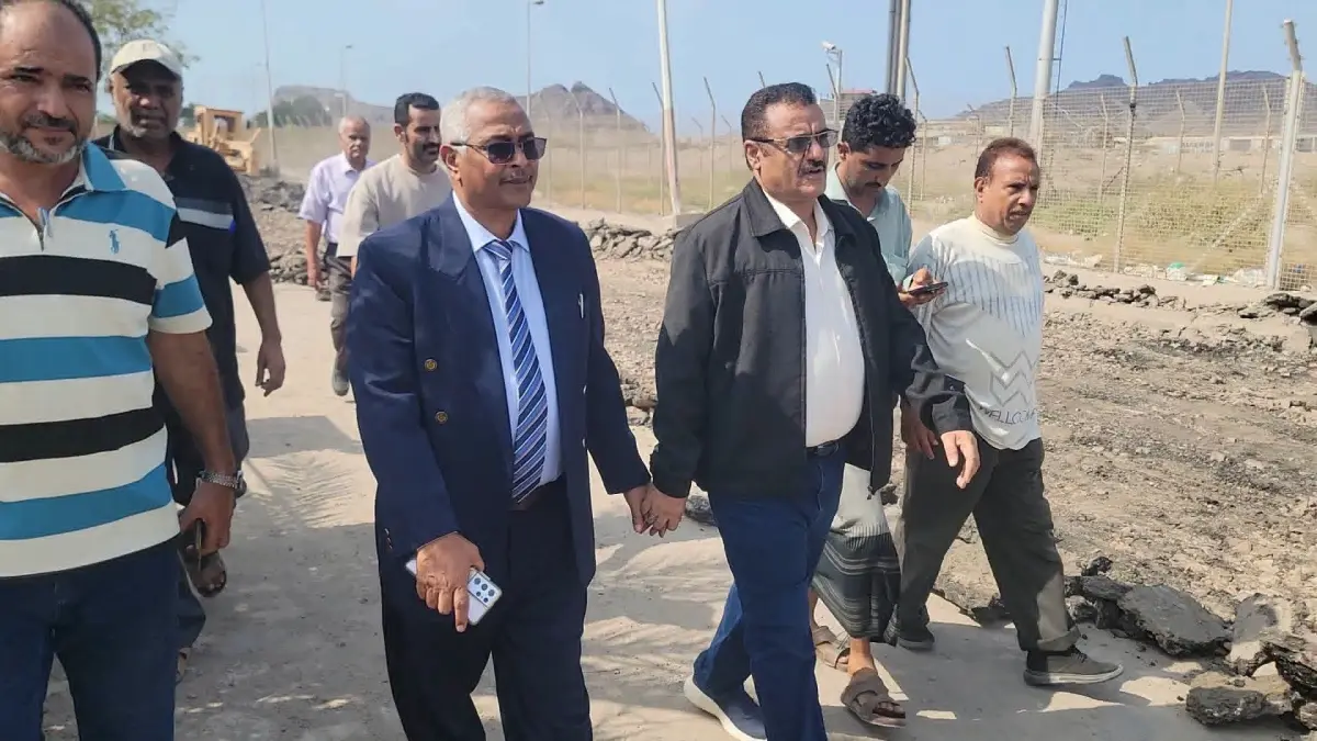 مدير عام البريقة يدشن مشروع إعادة تأهيل أحد الشوار...