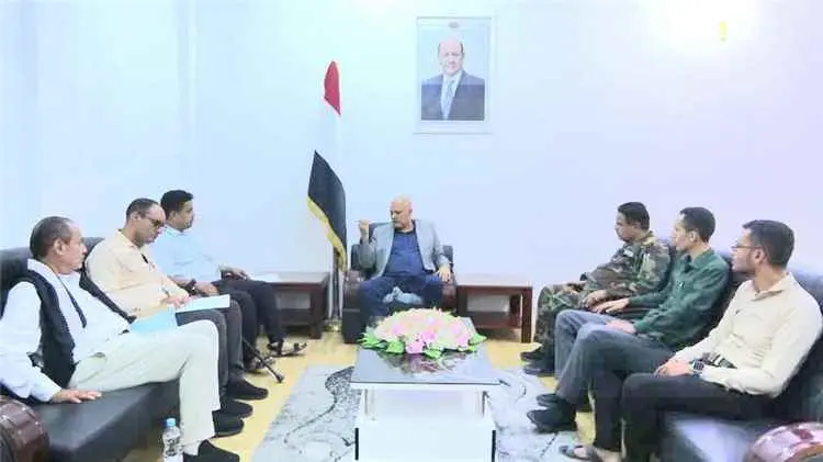 محافظ تعز يناقش مع رابطة الجرحى سبل معالجة أوضاعهم ويؤكد تقديم الرعاية الكاملة لهم