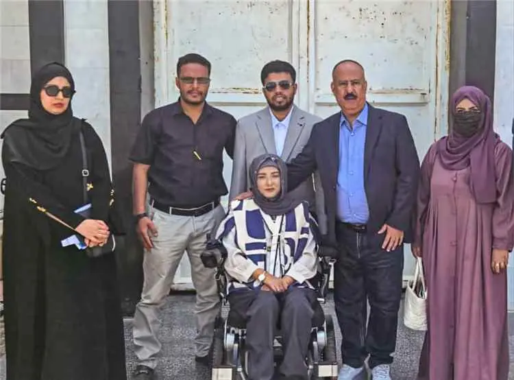 في لقاء عفوي بعدن مول .. وزير النقل يلتقي شبابًا م...