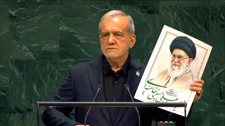 الرئيس الإيراني يرفع صورة للمرشد الراحل علي خامنئي...