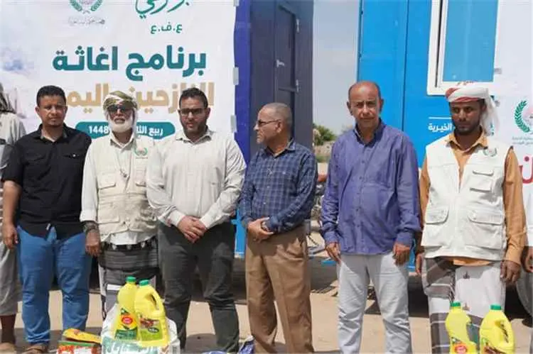 تدشين توزيع 300 سلة غذائية للأسر النازحة في منطقة...