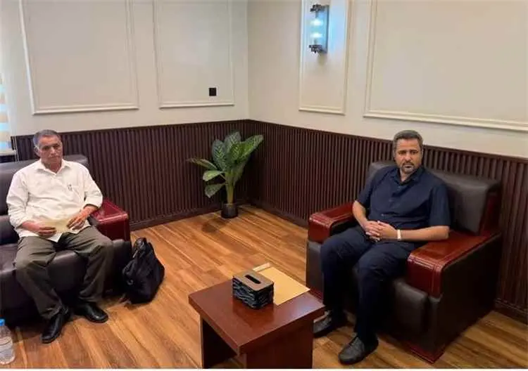 محافظ لحج يناقش مع مدير عام مديرية يهر الأوضاع الع...