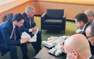 العاهل الأردني الملك عبدالله الثاني يتناول غداء مت...