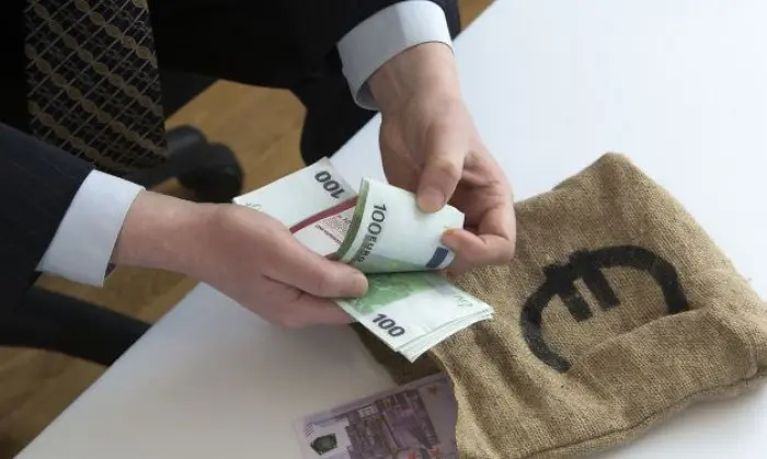 اليورو يهبط لأدنى مستوى في شهرين أمام الدولار