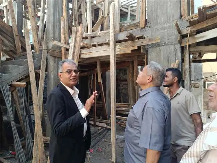 مدير عام المعلا يتفقد أعمال ترميم ممرات العمائر في...