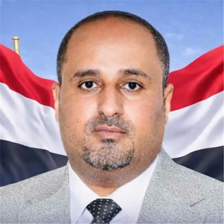 وكيل وزارة الإعلام يهاجم قيادي حوثي: كيف تجمعون بي...