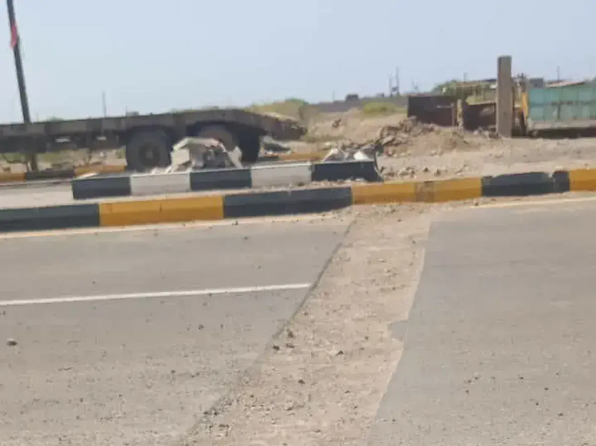 بقبضة التخريب.. الحوثيون يجرّفون شريان المخا الرئي...