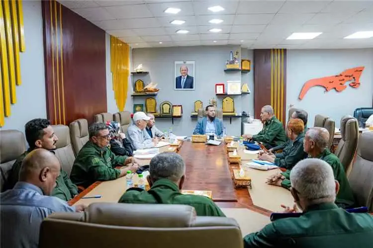 محافظ العاصمة عدن يناقش مع رئيس مصلحة الأحوال المد...