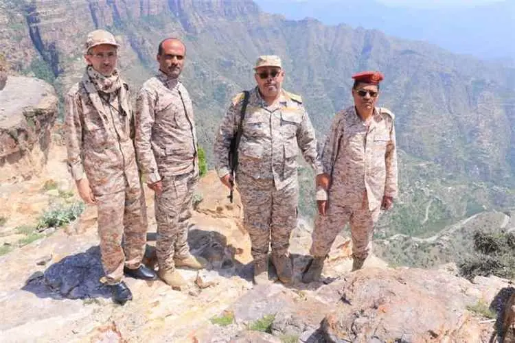 التوجيه المعنوي لـ قيادة محوري تعز وطور الباحة يتفقدون المرابطين في جبهات الأحكوم والمقاطرة.