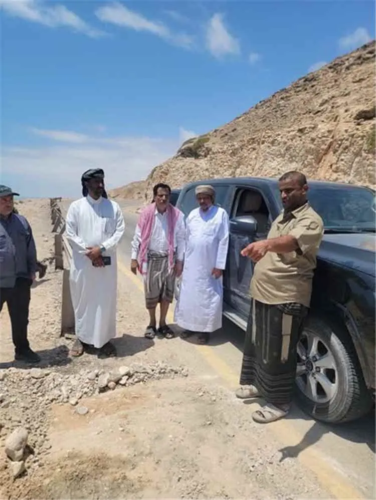 محافظ المهرة يتفقد أعمال المؤسسة العامة للطرق والج...