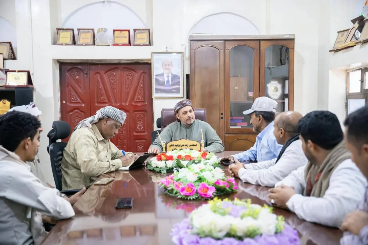 محافظ سقطرى يؤكد معالجة إشكالات الميناء وتنظيم أجو...
