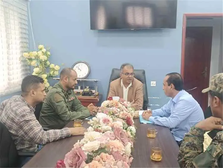 مدير عام المعلا يلتقي وكيل الدفاع المدني لمناقشة ت...