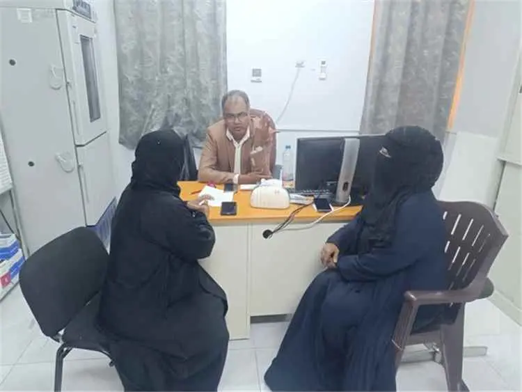 مدير عام المعلا يوفر مستلزمات طبية وأدوية للمجمع الصحي
