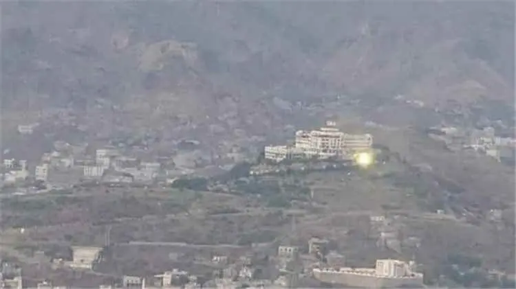 إصابة طفل وشاب بقصف مدفعي حوثي استهدف حي وادي القاضي شمال تعز