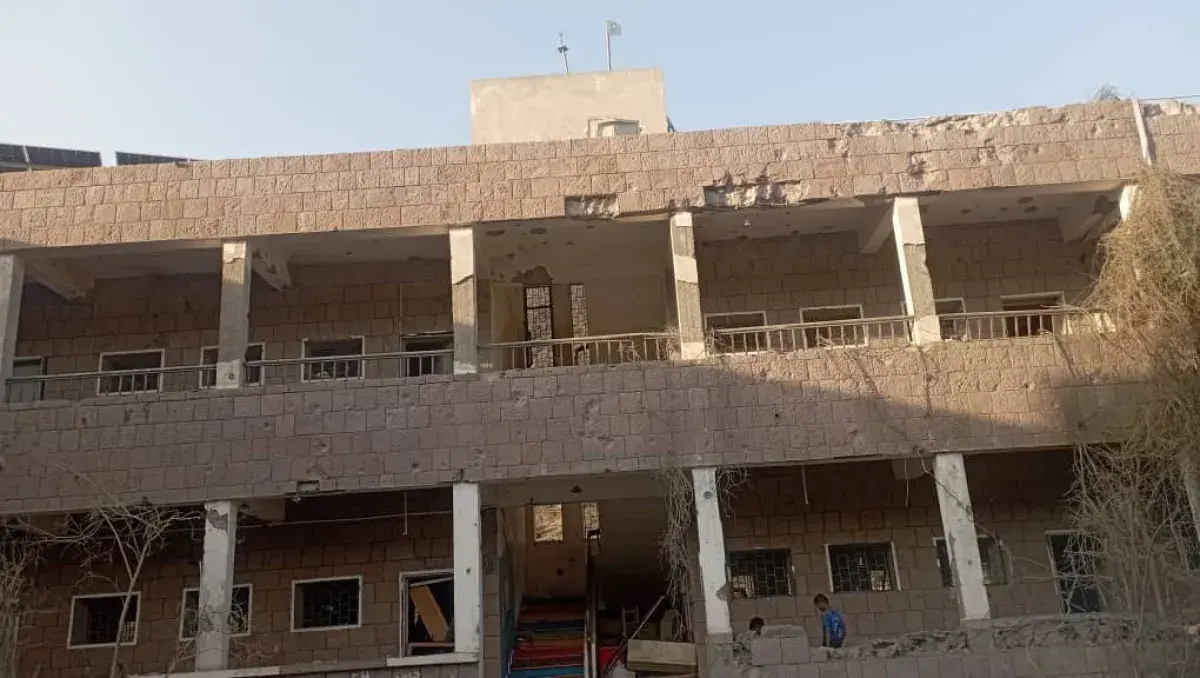 قصف حوثي يستهدف مدرسة تؤوي نازحين في لحج ويخلف أضر...