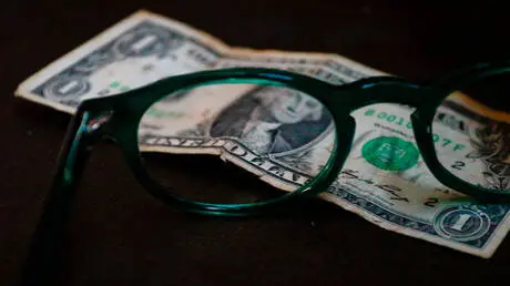 الدولار يتجه لمكاسب أسبوعية مع زيادة عوائد السندات