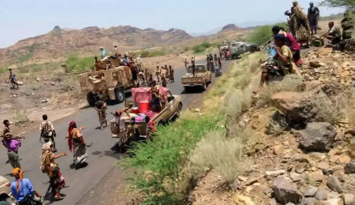 القوات الحكومية اليمنية تستعيد مواقع استراتيجية غر...