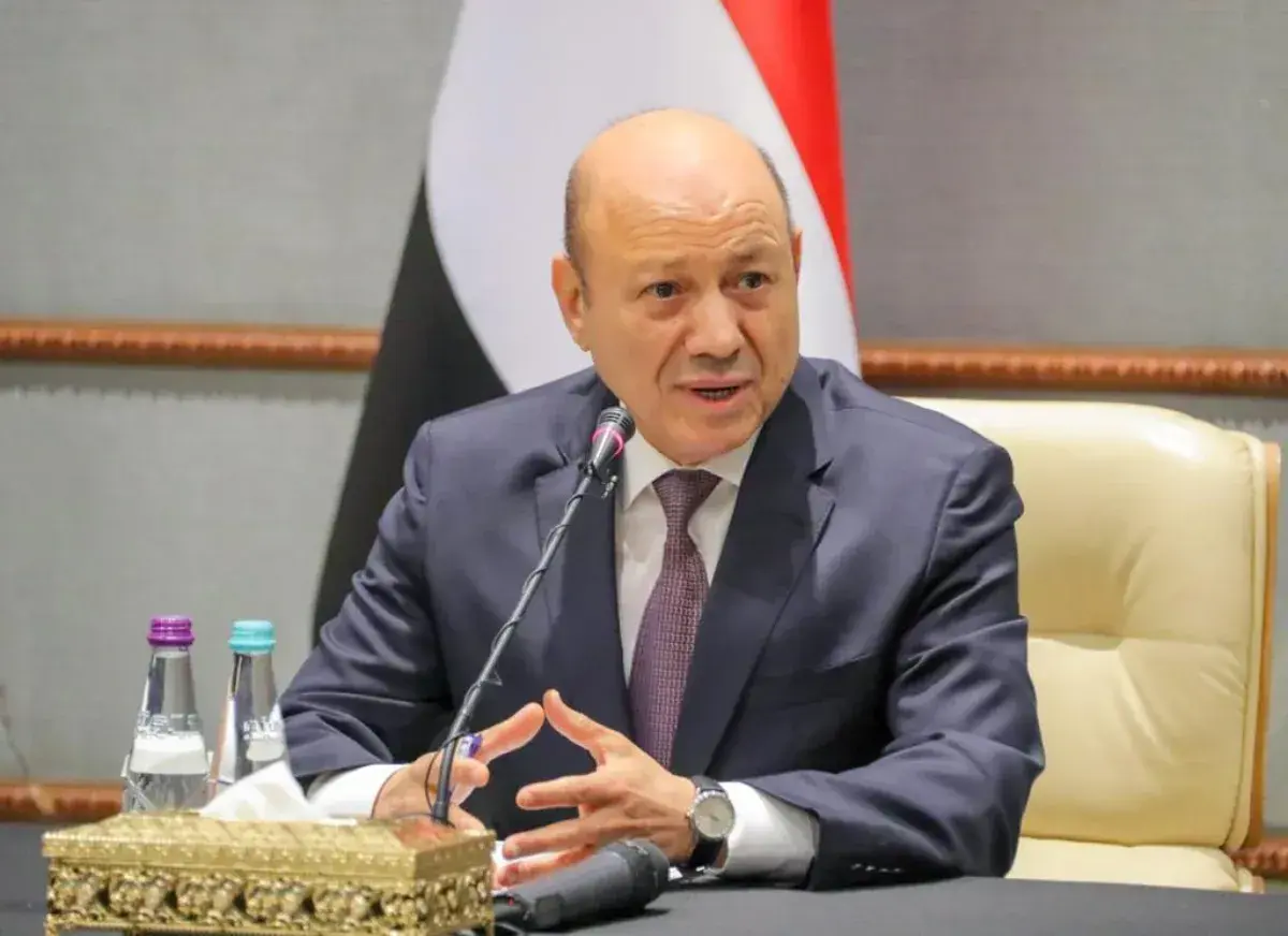 العليمي يدعو اليمنيين إلى "التعبئة العامة وال...