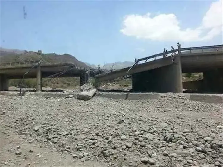الطيران الحربي يستهدف جسراً استراتيجياً لإمدادات الحوثيين في محافظة إب