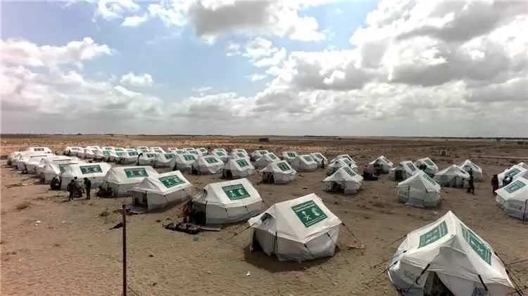 مركز الملك سلمان للإغاثة يوزع مساعدات إيوائية متنوعة على النازحين جراء الأحداث الأخيرة في عدة محافظات يمنية