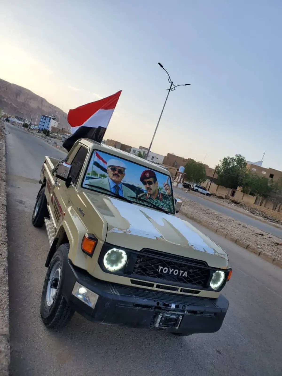 رفعوا صورة الزعيم الشهيد علي عبدالله صالح..  أبناء...