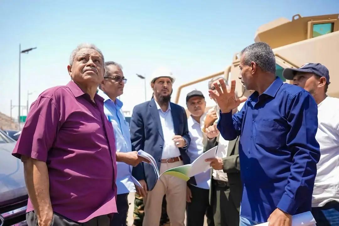 المحافظ شيخ يتفقد أعمال تعزيز السلامة المرورية في طريق المطار ويوجه بمعالجة الصخور الآيلة للسقوط بطريق العقبة