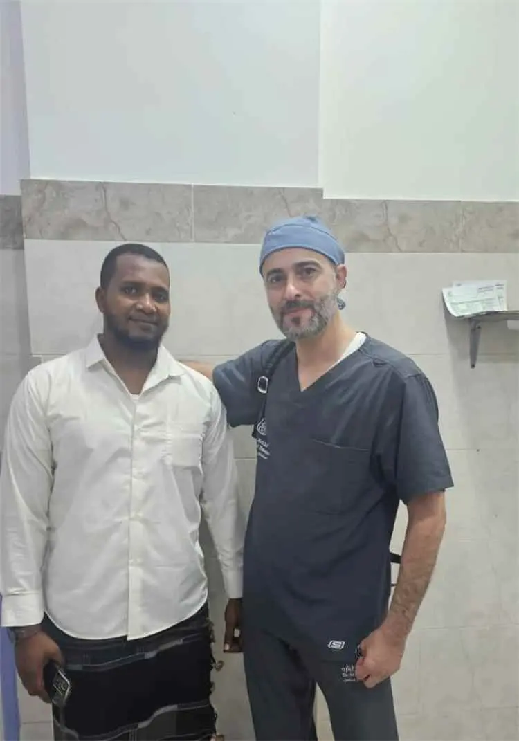مدير مركز «صحتك» يزور الطبيب الاستشاري محمد عمر في...