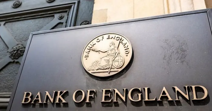 بنك إنجلترا يرجئ حسم توقعات الفائدة ويوقف مبيعات السندات